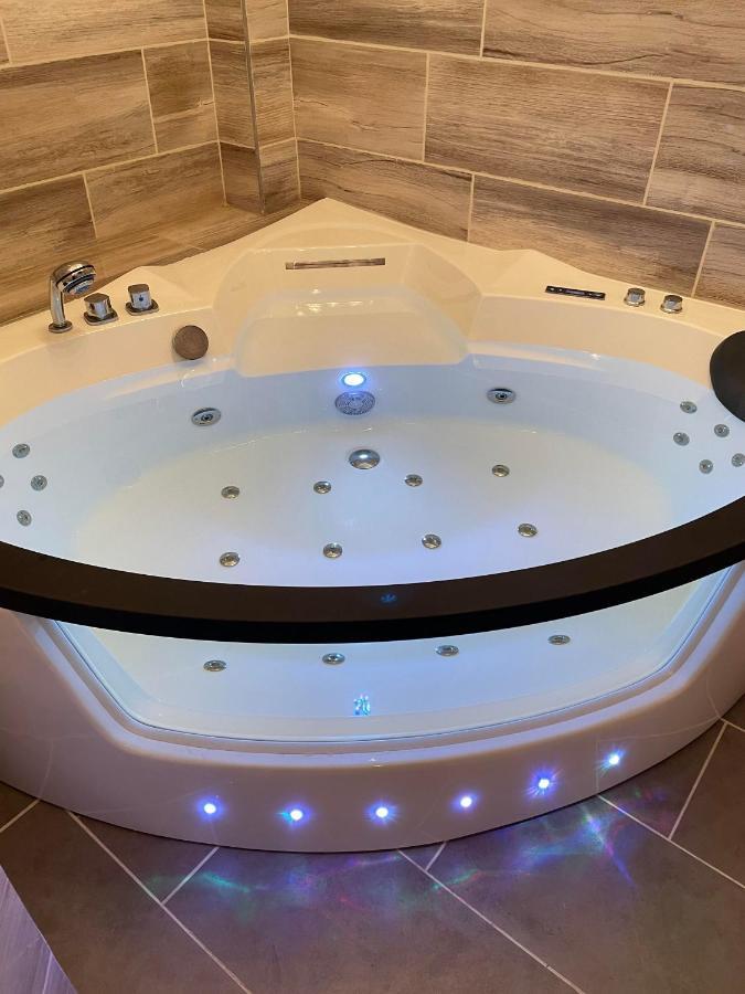 Jacuzzi And Privacy With 2 Balconies And Free Garage Apartment Budapest Exterior photo
